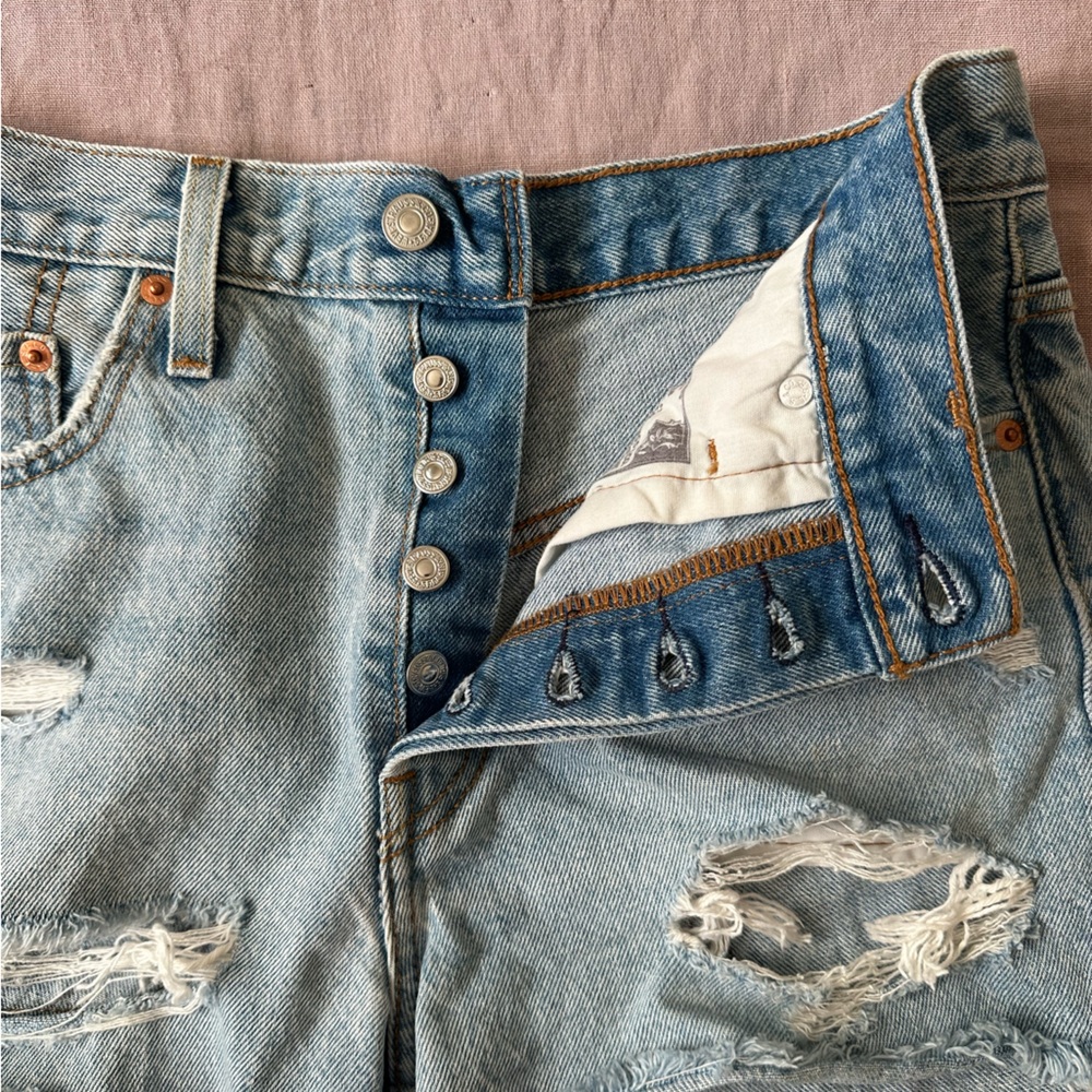 Distressed Levi’s Jean Shorts - Picture 3 of 5